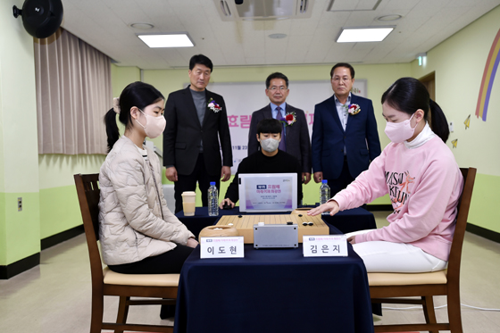 이도현vs김은지 대국을 참관하고 있는 박수현 군위군의회장, 김진열 군위군수, 김수년 효림회계법인 대표이사(좌부터)